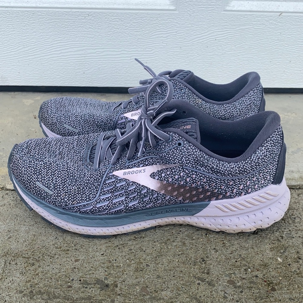 Women’s Brooks Adrenaline GTS 21 Ombré Lavender Metallic size 9.5